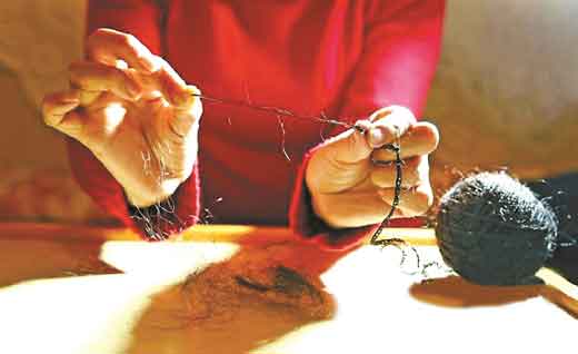 她15年收集自己19万根断发织成上衣帽子和百米长绳