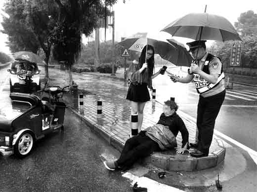 暖心：残疾老人雨中摔伤 好心女子为其撑伞